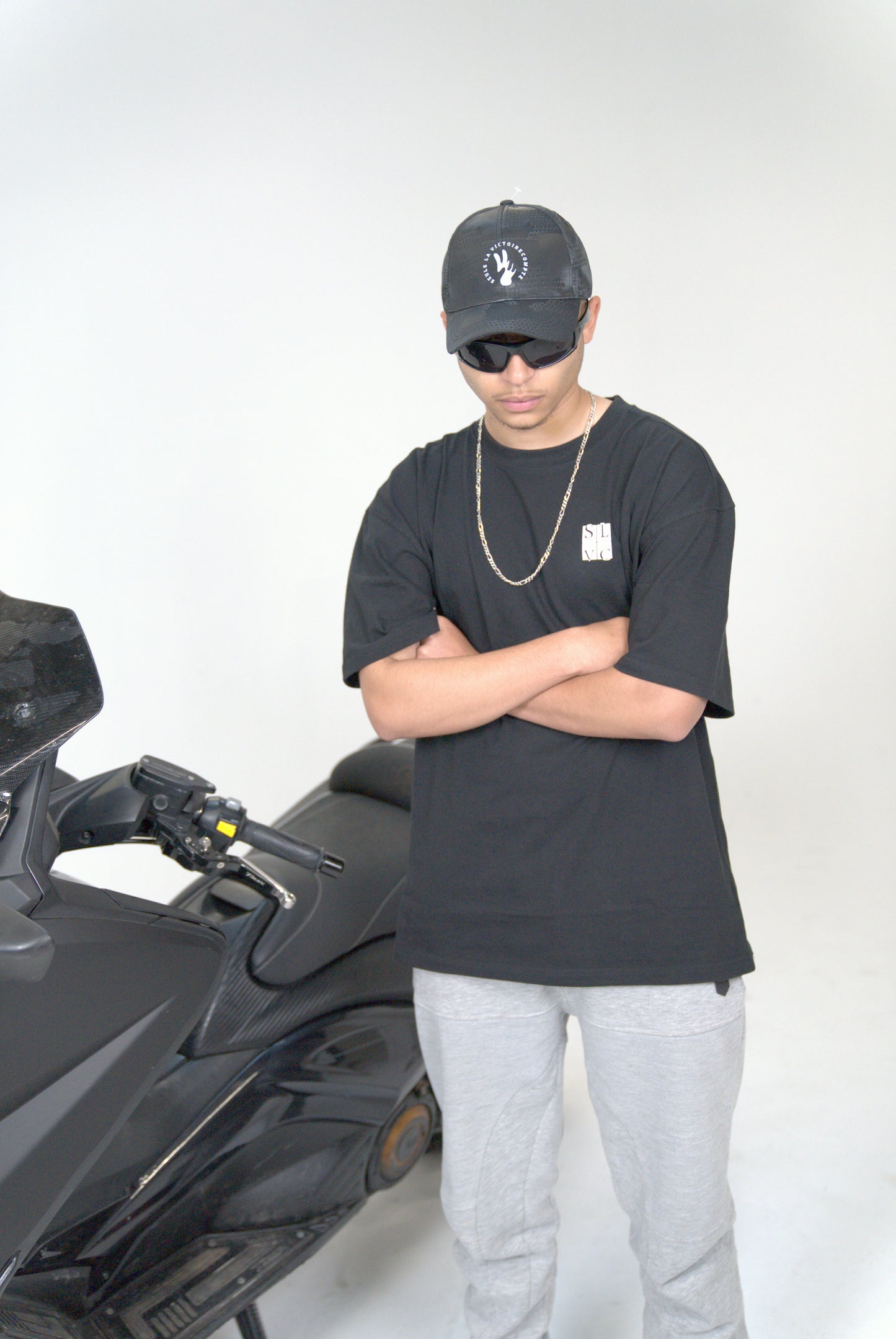 TEE SHIRT SLVC  BASIC COL ROND COUPE AJUSTÉE (Logo Carré) Noir